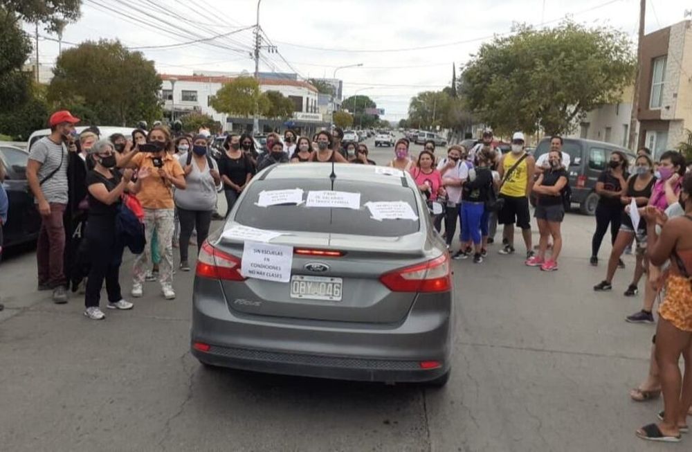 Se pudieron ver distintos carteles puestos por docentes en el vehículo del Ministro entre ellos sin sueldos no hay clases.