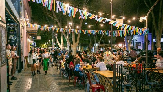 La medida busca mejorar la accesibilidad y la estética del paisaje urbano, impulsando un crecimiento armónico del sector gastronómico y turístico.