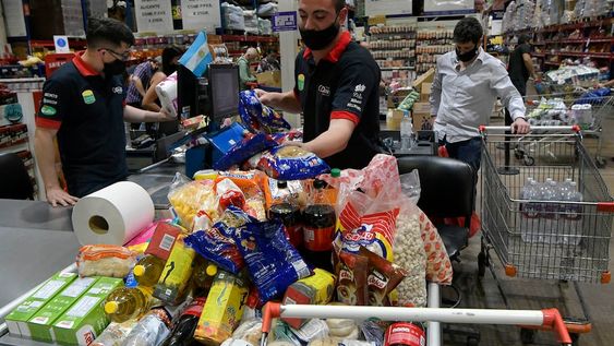 Más allá del congelamiento de precios, un grupo de especialistas analiza cómo se puede trabajar para contener la inflación. / Foto: Orlando Pelichotti