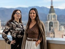 Mercedes Funes con Laura Rez Masud para En La Cima de Los Andes.