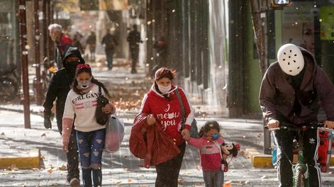 Los Andes | ¡Cuidado! Ayer, varios mendocinos que estaban en el Centro se vieron sorprendidos por el fuerte viento, aunque todos estaban cubiertos con tapabocas.  Foto: Ignacio Blanco / Los Andes