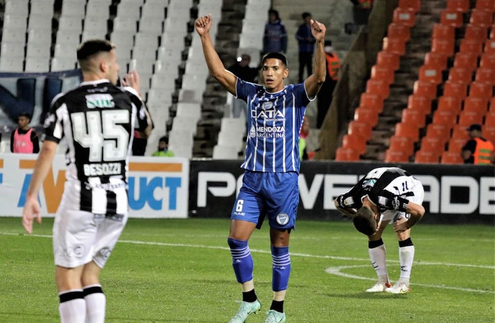 Festejo. Los brazos en alto de Nahuel Brunet tras el final del partido simbolizan la trabajada victoria que consiguió Godoy Cruz ante el Ferroviario, un rival directo en los promedios. / Gentileza Pablo González.
