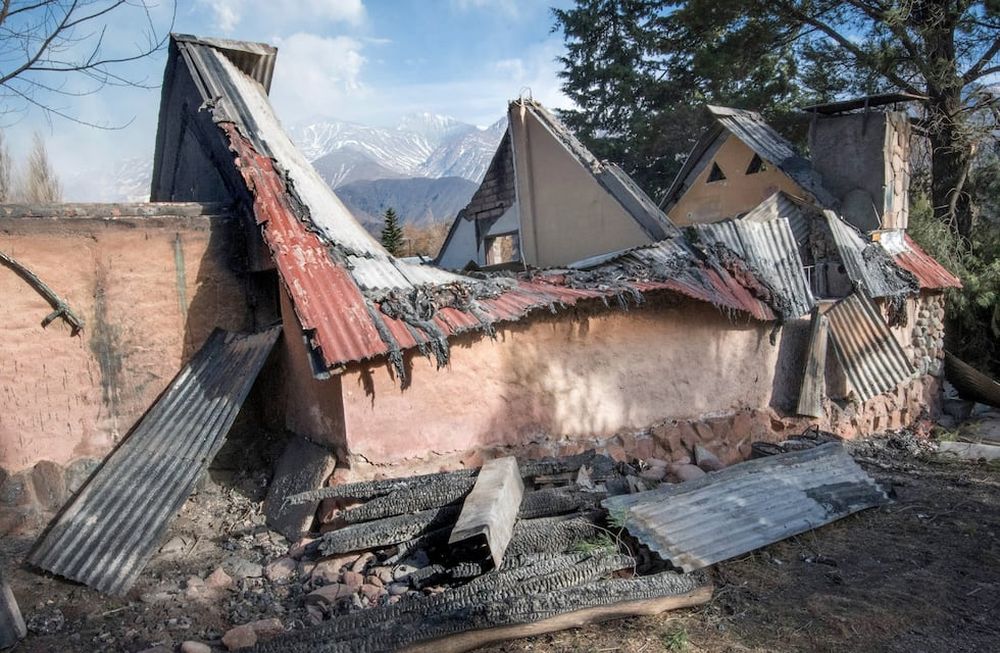 Casas e ilusiones arrasadas por el fuego en villas de Potrerillos