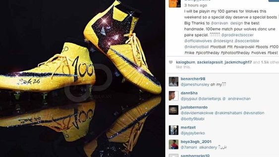 Para celebrar sus 100 partidos, un futbolista se calza botines con diamantes y cristales