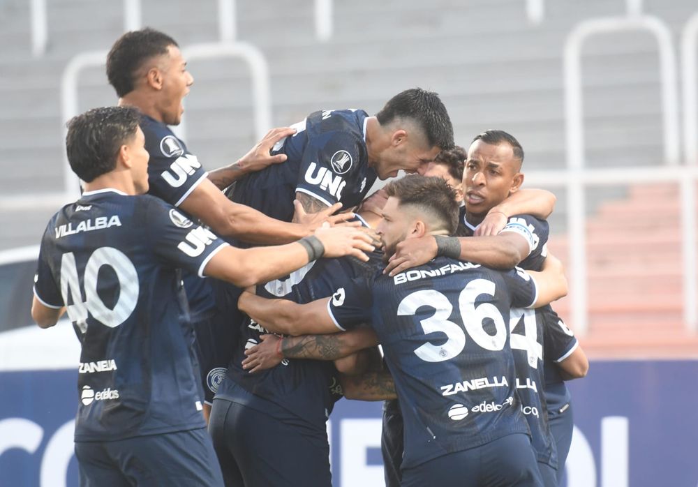 Indeopendiente Rivadavia debutó en la Copa Libertadores. Histórico. Enfrentó a Bolivar por la primera fecha de zona C.&nbsp;