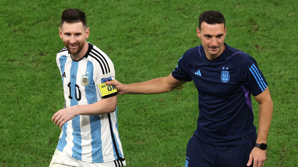 Lionel Scaloni y Lionel Messi, tras la obtenci&oacute;n de la Copa del Mundo en Qatar 2025.&nbsp;