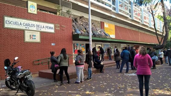 Violento ataque: una madre y una abuela apuñalaron al director de un colegio con una birome