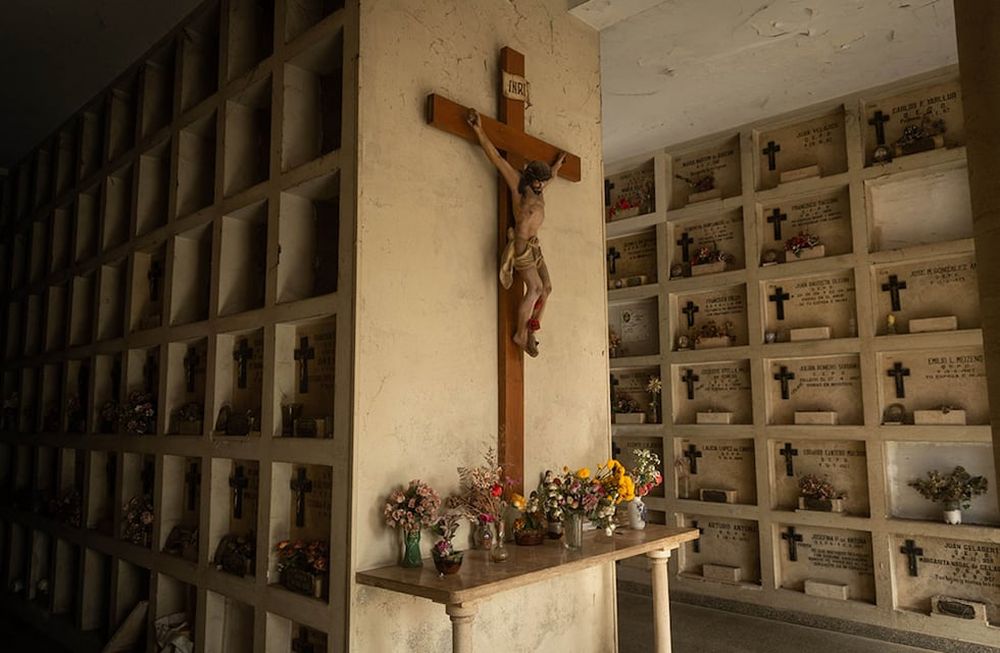 En la necrópolis de Ciudad descansan los restos de miles de mendocinos. Las visitas guiadas incluyen historias de masones, familias patricias y bodegueros. Foto: Ignacio Blanco / Los Andes