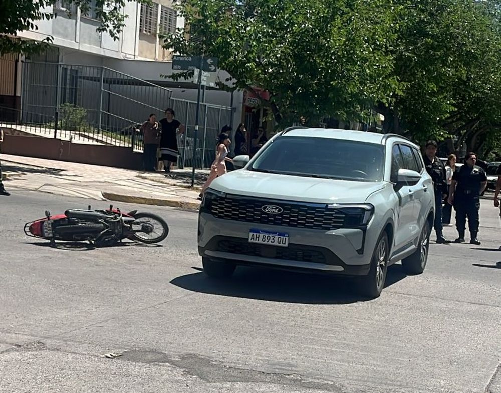 Murió una mujer que viajaba en moto tras chocar con una camioneta en Godoy Cruz