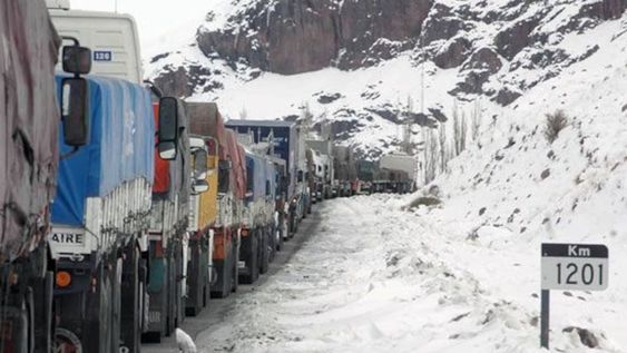 Camiones cruzan a Chile por Neuquén ante el cierre del Cristo Redentor, pero se encarece el flete