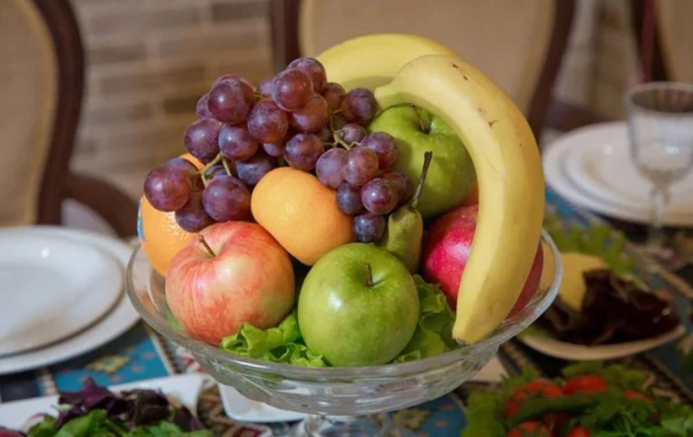 Una frutera colorida en la mesa principal significa mucho para el Feng Shui ya que no solo sirve para decorar, sino para una limpieza energética.
