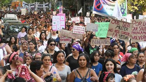Los Andes | Marcha 8 M en conmemoración del día internacional de la mujer. Miles de mujeres caminaron por las calles de la Ciudad portando carteles, letreros, pancartas y banderas para hacer valer sus derechosFoto:José Gutierrez / Los Andes