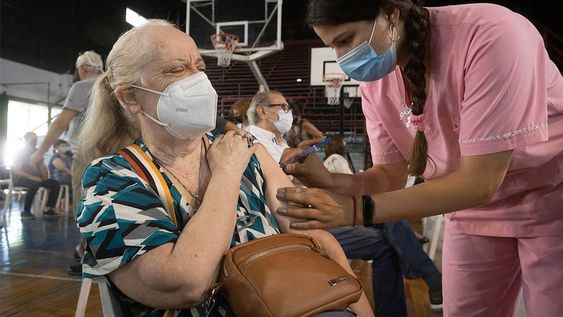 Actualmente se aplica la tercera dosis a mayores de 60 años con y sin turno, después de transcurridos 60 días de la aplicación de la segunda dosis.
