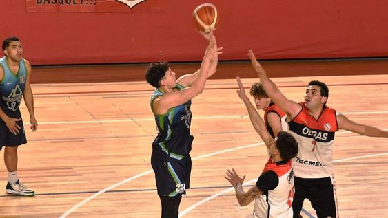 Municipaldiad de San Carlos superó al Club Obras Mendoza or 76-71 y quedó a un triunfo de la Superliga de Mendoza. / Gentileza: Andrés Arequipa.