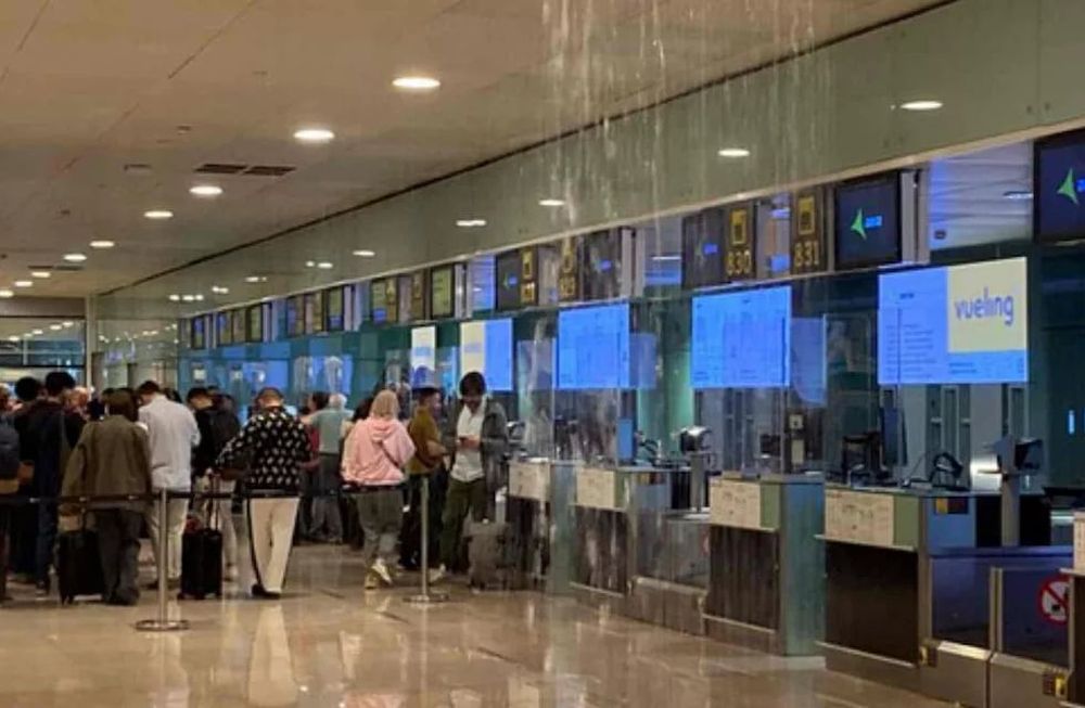 Las autoridades pidieron a los ciudadanos de la comarca del Baix Llobregat, donde se ubica este aeropuerto, que extremen las precauciones - Gentileza Euronews