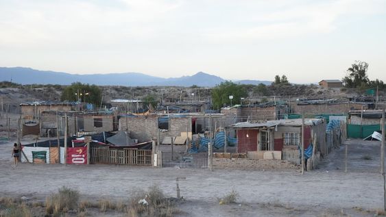 Alrededor de mil familias de El Algarrobal reclaman por agua para uso domestico.Son familias que viven en viviendas precarias que carecen de todos los servicios públicos.Foto: Mariana Villa / Los Andes