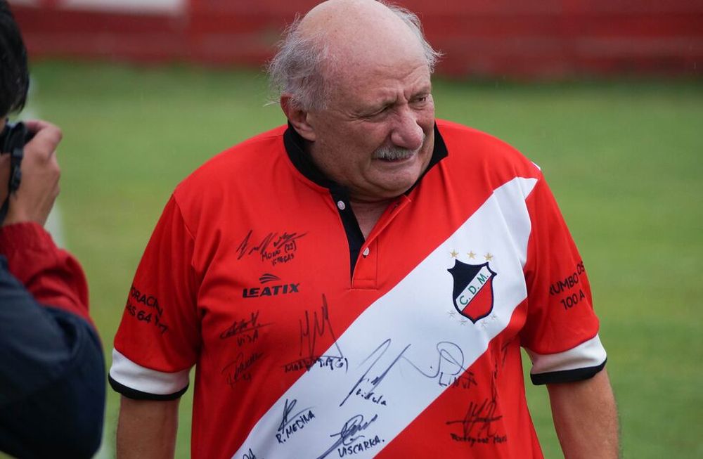 Carlos Sperdutti no logra ocultar su gran emoción por el objetivo que persiguió durante tantos años. Los jugadores de Maipú le regalaron una camiseta autografiada. / Nicolás Ríos.