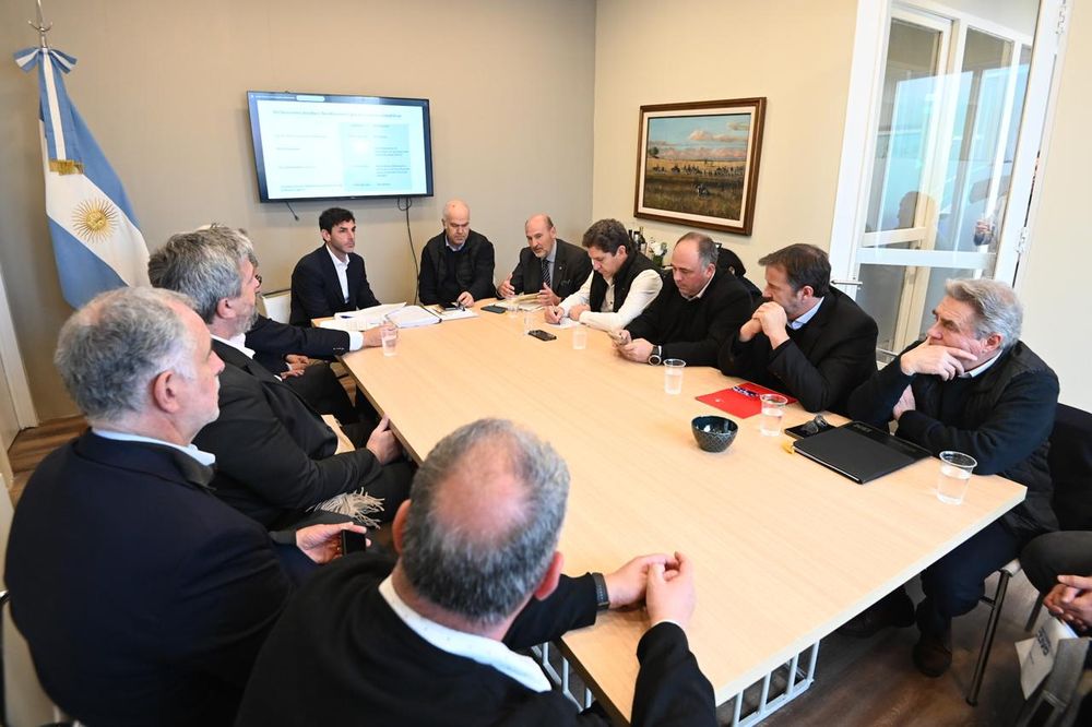 Los ministros de Producción de Mendoza, Rodolfo Vargas Arizu, de San Juan, Gustavo Fernández, y el secretario de Agricultura, Ganadería y Pesca de la Nación, Sergio Iraeta, su jefe de gabinete, Martín Fernández y representantes de entidades vitivinícolas para analizar el futuro del Instituto Nacional de Vitivinicultura (INV).