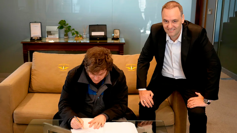 Javier Milei junto a Manuel Adorni. (archivo)