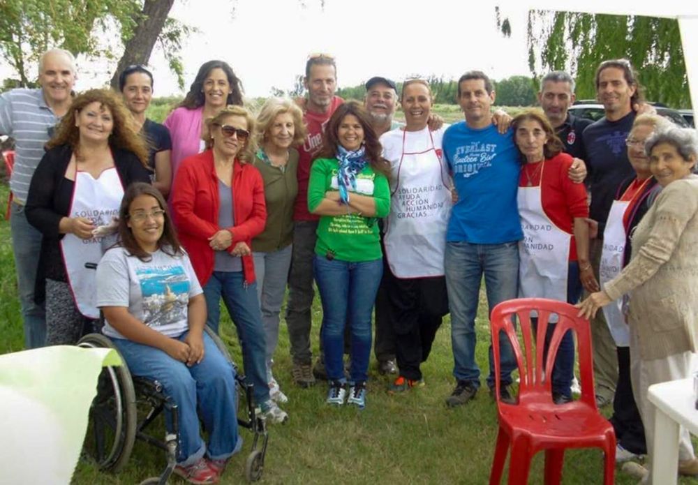 Integrantes de la Liga de Lucha contra el Cáncer de Tunuyán durante una jornada solidaria, en los años de consolidación del trabajo voluntario en el Valle de Uco.
