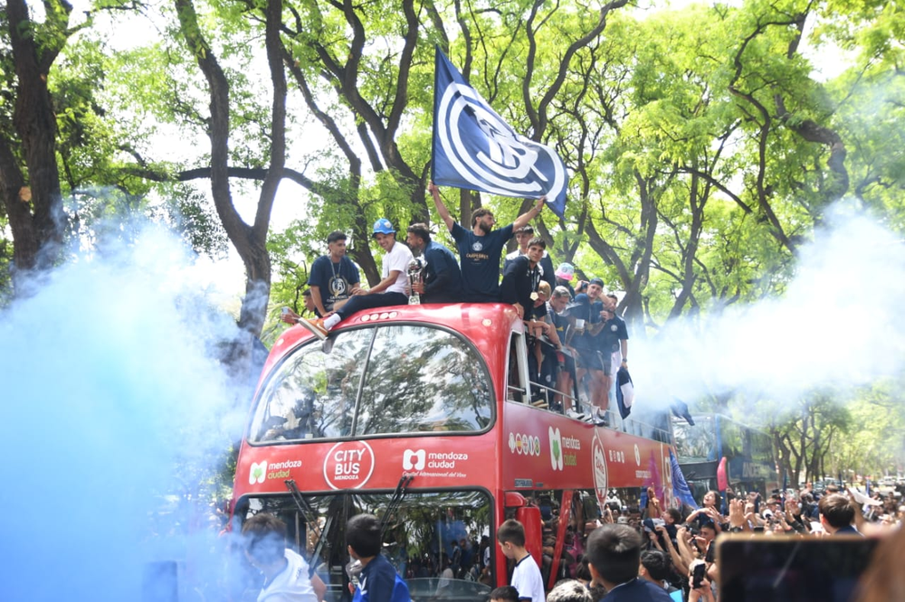 De aankomst van de bus die de Argentijnse bekerkampioen naar het Bautista Gargantini-stadion vervoerde. Diego leidt het team.