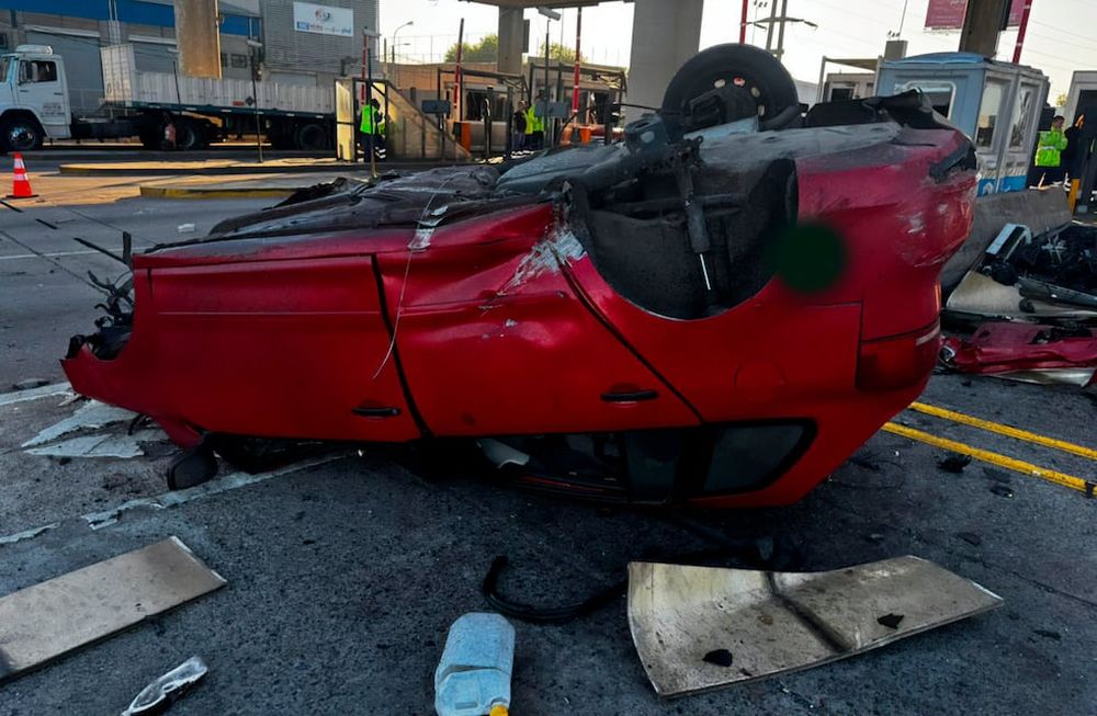 Un hombre falleció tras incrustarse el vehículo en el que circulaba por la Autopista Panamericana en una  cabina de peaje. Foto: prensa policía /NA