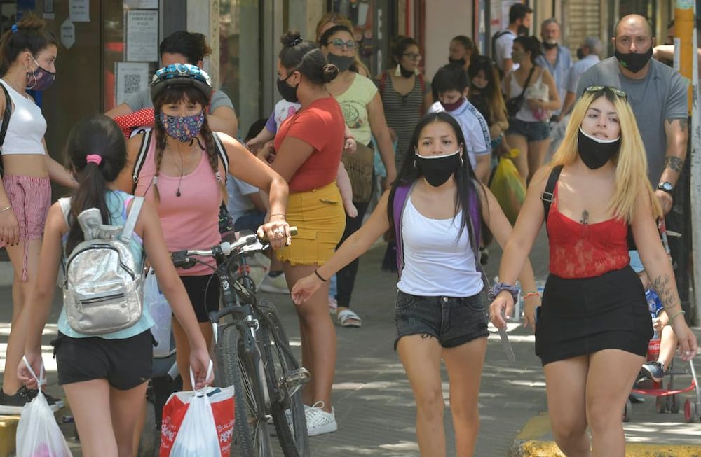 Los casos de coronavirus en Mendoza siguen bajo control a pesar de que la gente hace casi vida normal en las calles. Orlando Pelichotti / Los Andes