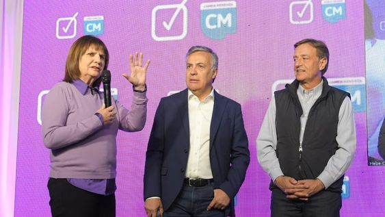 Patricia Bullrich se sumó a la celebración de Alfredo Cornejo por el triunfo de Cambia Mendoza en las elecciones PASO 2023 en Mendoza. Foto: Ignacio Blanco / Los Andes