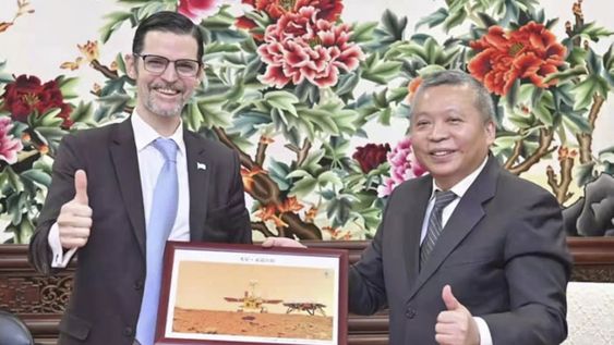 El Embajador subrayó el interés de la Argentina en profundizar la cooperación en el área espacial y en impulsar las negociaciones para concluir la firma del Plan de Cooperación Espacial 2021-2025.