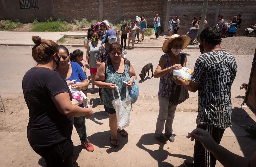 Margarita Martínez vive en una precaria casa del asentamiento Las Viñas en el Algarrobal, Las Heras junto a sus seis hijos y pareja Alfredo Infante que trabaja en la construcción y no les alcanza el dinero para poder llegar a fin de mes.En los días que el comedor y merendero Los Horneritos prepara viandas o reparte comida, Margarina concurre con su familia. / Ignacio Blanco