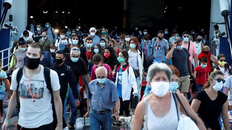 El mundo intenta retomar su vida en un contexto de pandemia. AP