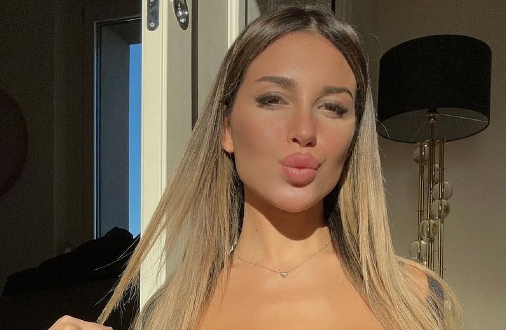 Agustina Gandolfo llamó la atención con su parte tresera al descubierto