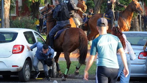 Hinchas de Rosario Central se enfrentan con la policía afuera del estadio Gigante de Arroyito antes del partido de vuelta de la fase de grupos de la Copa Libertadores entre Rosario Central y Atlético Mineiro de Brasil en Rosario. Foto: Marcelo Manera / AFP