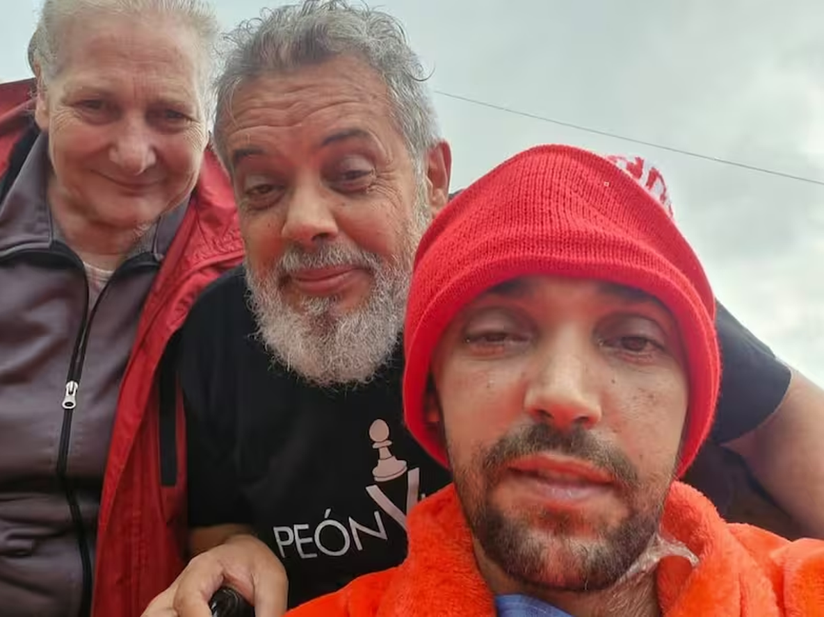 El fotógrafo Pablo Grillo en el hospital junto a su padre.