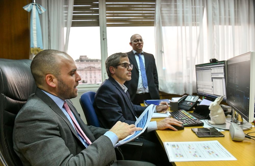 Martín Guzmán Ministro economíafoto prensaLos otros dos son el secretario de Finanzas, Rafael Ignacio Brigo (parado) y el subsecretario de Financiamiento, Ramiro Tosi.