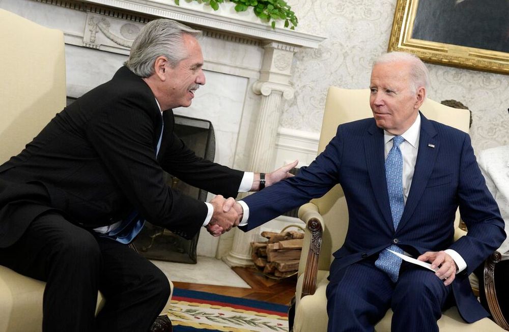 El presidente de los Estados Unidos, Joe Biden, se reunió con el presidente Alberto Fernández en la Oficina Oval de la Casa Blanca en Washington, DC. Foto: EFE/EPA/Yuri Gripas / POOL