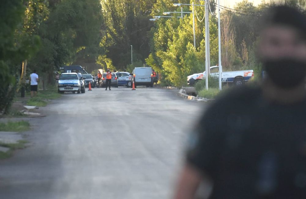 Triste imagen. El despliegue de la fuerza policial a minutos del hallazgo del cuerpo de la adolescente de 14 años que era buscada. Foto: José Gutiérrez / Los Andes.