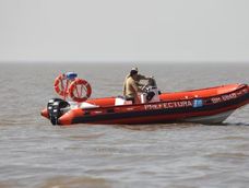 Buscan a dos kayakistas que desaparecieron tras ingresar al mar en Santa Teresita.