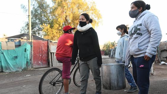 Angélica Frías es referente barrial del asentamiento Castro, de Guaymallén y junto a otras personas ayuda a jóvenes adictos. Foto: José Gutiérrez / Los Andes