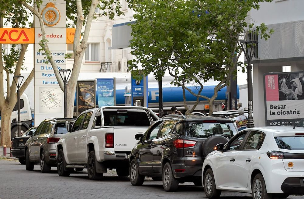 Filas en YPF para cargar combustible - Foto: Orlando Pelichotti / Los Andes