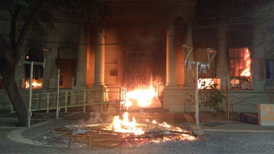 La Legislatura de Mendoza sufrió incendios a partir del lanzamiento de molotovs por parte de un grupo de manifestantes. Mariana Villa / Los Andes