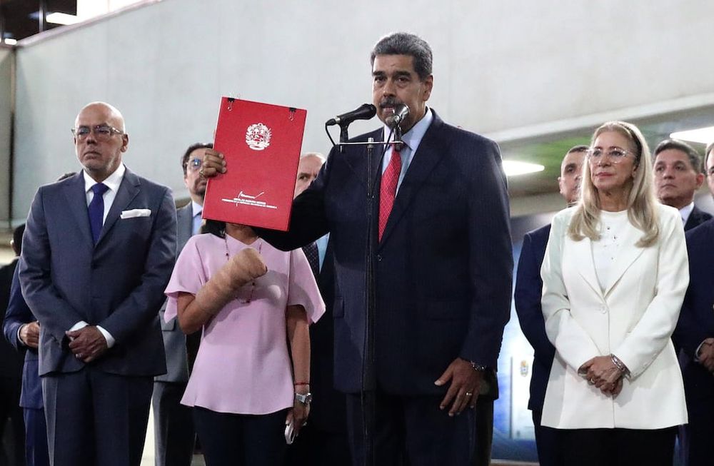 El presidente de Venezuela, Nicolás Maduro (c), acompañado de la primera dama Cilia Flores (d) y el presidente de la Asamblea Nacional de Venezuela Jorge Rodriguez (i), habla a la salida del Tribunal Supremo de Justicia (TSJ) este miércoles, en Caracas (Venezuela). Maduro introdujo un recurso de amparo ante la Sala Electoral del Tribunal Supremo de Justicia (TSJ) en el que pide aclarar todo lo que haya que aclarar sobre los comicios del domingo, cuyo resultado oficial ratificó su victoria pese a denuncias de fraude por parte de la oposición. EFE/ Ronald Peña R.