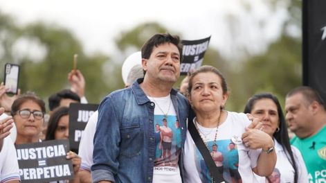 Los padres de Fernando Báez Sosa encabezaban esta tarde una ceremonia interreligiosa - Foto Clarín
