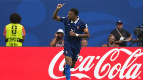 Kylian Mbappé anotó un doblete y le sacó ventaja a Lionel Messi en la lucha mano a mano por ser goleador