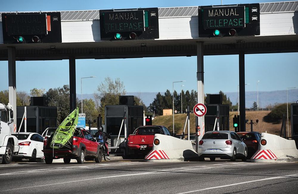 Avivada criolla: un hombre creó un “peaje casero” sobre la autopista Rosario-Santa Fe y cobraba para cruzar sin cortes