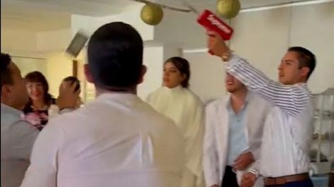 Llovieron dólares en el bautismo de un bebé y los invitados se tiraron de cabeza