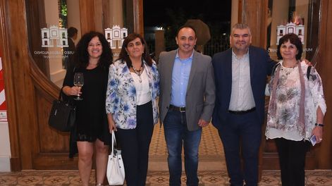 Los Andes | A la izquierda, Nora Vicario, a su lado Mariana Juri, Carlos Bergara, el ex secretario de Cultura de Cornejo, Diego Gareca y Alicia Cáceres.