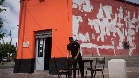 Aunque el lugar está en obras y han descolgado el cartel, desde Tía Rada aclaran que están refaccionando el comercio y que ni siquiera se es cruza por la cabeza cerrar las puertas. Foto: Ignacio Blanco / Los Andes.