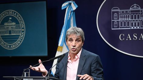 El ministro de Economía, Luis Caputo, durante la conferencia de prensa. (Gentileza Clarín)