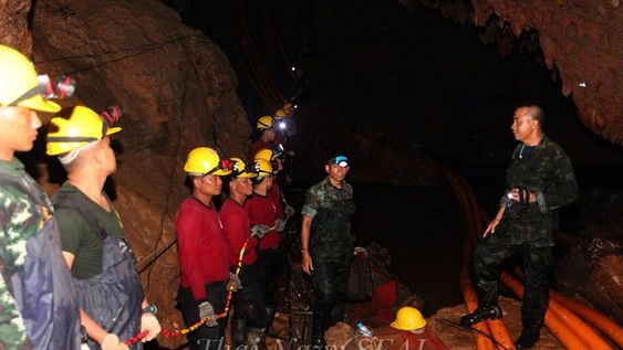 El rescate de los nenes atrapados en la cueva de Tailandia se cobró la primera vida